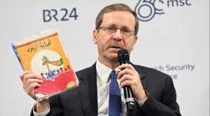 הרצוג והספר בוועידת מינכן צילום: חיים צח / לע״מ מדיני