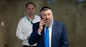 השר בן צור, יכולים להתקשר צילום: יונתן סינדל פלאש 90 פוליטי