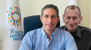 חולדאי וגורן, מרגיע את קהילת המתפללים צילום: יח"ץ, Avshalom Sassoni/Flash90 חדשות
