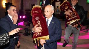 חמי פרס מוציא את אחד מספרי התורה צילום: אור גפן חדשות