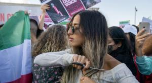 מפגינה באיראן, אכיון צילום: tolga ildun,Shutterstock ביטחון