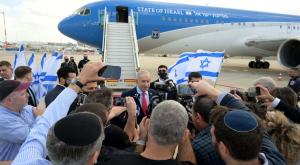 נתניהו לפני ההמראה צילום: אבי אוחיון/ לע״מ מדיני