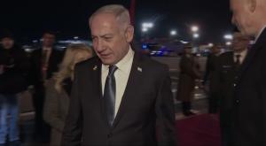נתניהו עם ירידתו מהמטוס צילום: צילום מסך, לע"מ חדשות