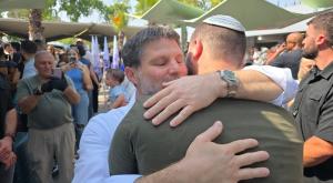 סמוטריץ' ובנו, מתגייס לגבעתי צילום: ללא ברנז'ה