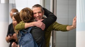 פרננדו מרמן מתאחד עם בני משפחתו צילום: דובר צה"ל חדשות