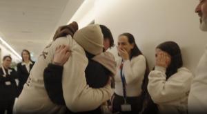 רגע המפגש בין דניאלה גלבוע ובן זוגה צילום: לע"מ חדשות
