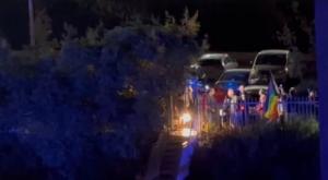 מפגינים מחוץ לסוכה של ערוץ 14 צילום: עכשיו 14 טלוויזיה