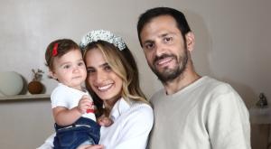 אילנית לוי ואלירז שדה עם הבת אריאה צילום: אסף לב ברנז'ה