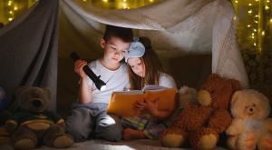 אוהל בבית צילום: Hryshchyshen Serhii,Shutterstock הורים וילדים