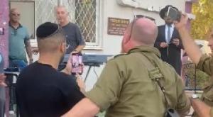 אייל גולן מותקף על ידי חייל צילום: אליעזר בוניו ברנז'ה