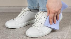 איך מנקים נעליים? צילום: Garna Zarina,Shutterstock לייף סטייל