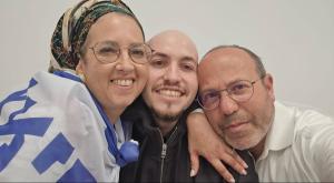 איתן מור עם הוריו צביקה ואפרת צילום: 27א חדשות