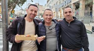 האחים שרעבי - שרון באמצע, מימין ומשמאל האחים החטופים צילום: פרטי חדשות