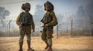 חיילים עם קסדות. למצולמים אין קשר לכתבה צילום: Yonatan Sindel/Flash90 אופנה