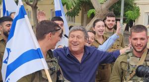 יהורם גאון עם חיילי צה"ל צילום: מוטי רז חדשות