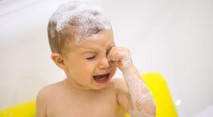 ילד בוכה במקלחת צילום: fizkes,Shutterstock הורים וילדים