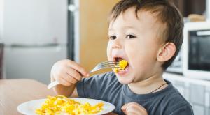 מאיזה גיל מותר? צילום: komokvm,Shutterstock הורים וילדים