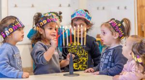 מסיבת חנוכה בגן צילום: Yossi Aloni,Flash90 הורים וילדים