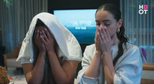 נסרין קדרי ויעל שלביה מדליקות נרות צילום: באדיבות HOT בידור ופארן סטודיו טלוויזיה