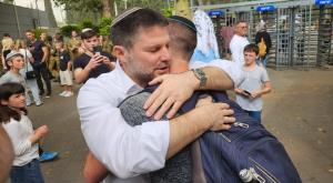 סמוטריץ' עם הבן ידידיה בלשכת הגיוס צילום: ללא ברנז'ה