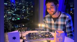 סקיילר אסטין חוגג חנוכה צילום: צילום מסך אינסטגרם ברנז'ה
