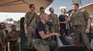 עידן רייכל מופיע בפני חיילים צילום: Chen Schimmel/Flash90 ברנז'ה