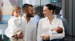 קורין גדעון עם בעלה והילדים צילום: מורן מעיין אופנה