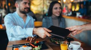 תשלום בדייט צילום: Dejan Dundjerski,Shutterstock דייטים