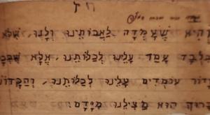 צילום של ההגדה שנכתבה בכתב יד במסתור, ע"י הרב אברהם פרינס ז"ל וההגדה בהוצאה מחודשת. צילום: עיריית ירושלים חדשות