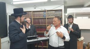 מפכ"ל המשטרה קובי שבתאי, בדואט מפתיע יחד עם הזמר החסידי צילום: איציק אוחנה 'כיכר השבת' (תיוג: @itzik_ohana_) ברנז'ה