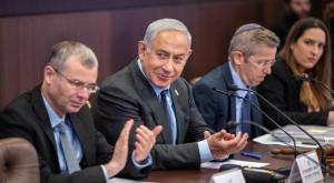נתניהו ויוסי פוקס צילום: Emil Salman/POOL פוליטי