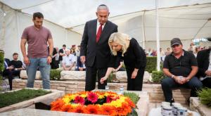ראש הממשלה על קבר אחיו בהר הרצל צילום: Olivier Fitoussi/Flash90 פוליטי