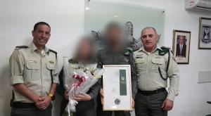 הענקת תעודה לקצין צילום: דוברות מג"ב חדשות
