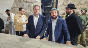 צבי סוכות בקבר יוסף צילום: מועצה אזורית שומרון פוליטי