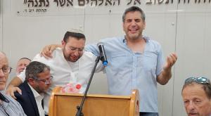 וסרלאוף בלוויית אביו צילום: דוברות המגזר