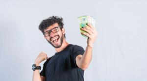 הקשר בין אושר לעושר צילום: canva כדאי לדעת