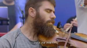 הלוחם הסרוג שהוזמן להופיע עם עדן חסון צילום: צילום מסך מתוך קשת 12 ברנז'ה