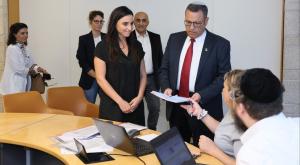משה לליאון בעת הגשת רשימת "ירושלים אחת" צילום: ארנון בוסאני פוליטי