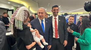 נתניהו עם קרעי והתינוקת צילום: ללא פוליטי