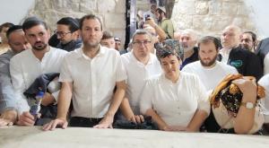 ההורים השכולים בקבר יוסף צילום: רועי חדי התיישבות