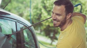 אדם מנקה את הרכב שלו, אילוסטרציה צילום: Mladen Zivkovic,Shutterstock כדאי לדעת