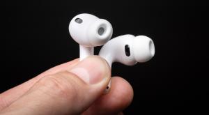 אוזניות AirPods Pro 3 צילום: photoschmidt,Shutterstock חדשות