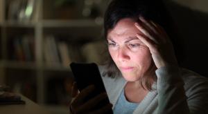 אישה קוראת חדשות, אילוסטרציה צילום: Shutterstock חדשות