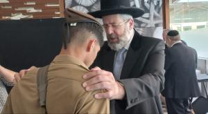 בירך הגומל עם הניצולים, הרב לאו צילום: ללא חדשות
