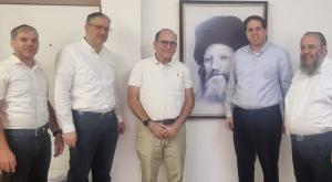 בתמונה מימין לשמאל: הרב מרדכי וייס, עו"ד ליאור פרישמן, עו"ד שלום שמעון, עו"ד שלמה דיין, מר ישראל פלס צילום: ללא חדשות