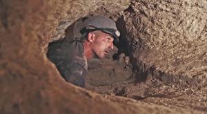 הארכיאולוג אורי ברגר במערכת המסתור בחוקוק צילום: אמיל אלג'ם רשות העתיקות חדשות