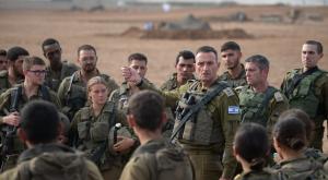 הרמטכ"ל עם לוחמות התותחנים צילום: דובר צה"ל ביטחון