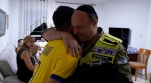 התפילין המשפחתיות שרדו את התופת, מתנדבי זק"א עם הנער ששרד צילום: דוברות זק"א חדשות