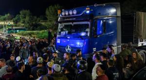 חסימת משאיות הסיוע צילום: Chaim Goldberg,Flash90 חדשות