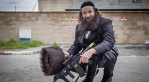 חרדי אוחז בנשק, למצולם אין קשר לכתבה צילום: Chaim Goldberg,Flash90 חדשות